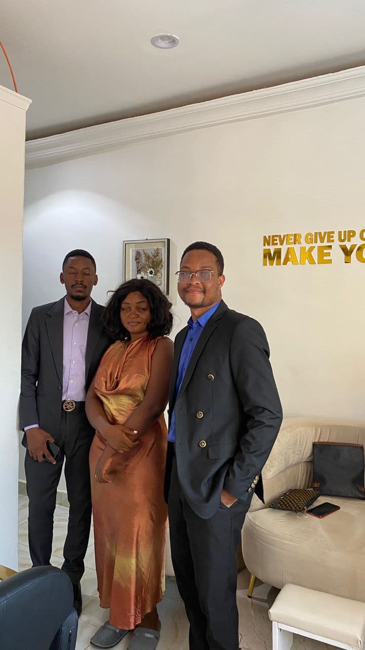 Signature de contrat Vision Pub 2