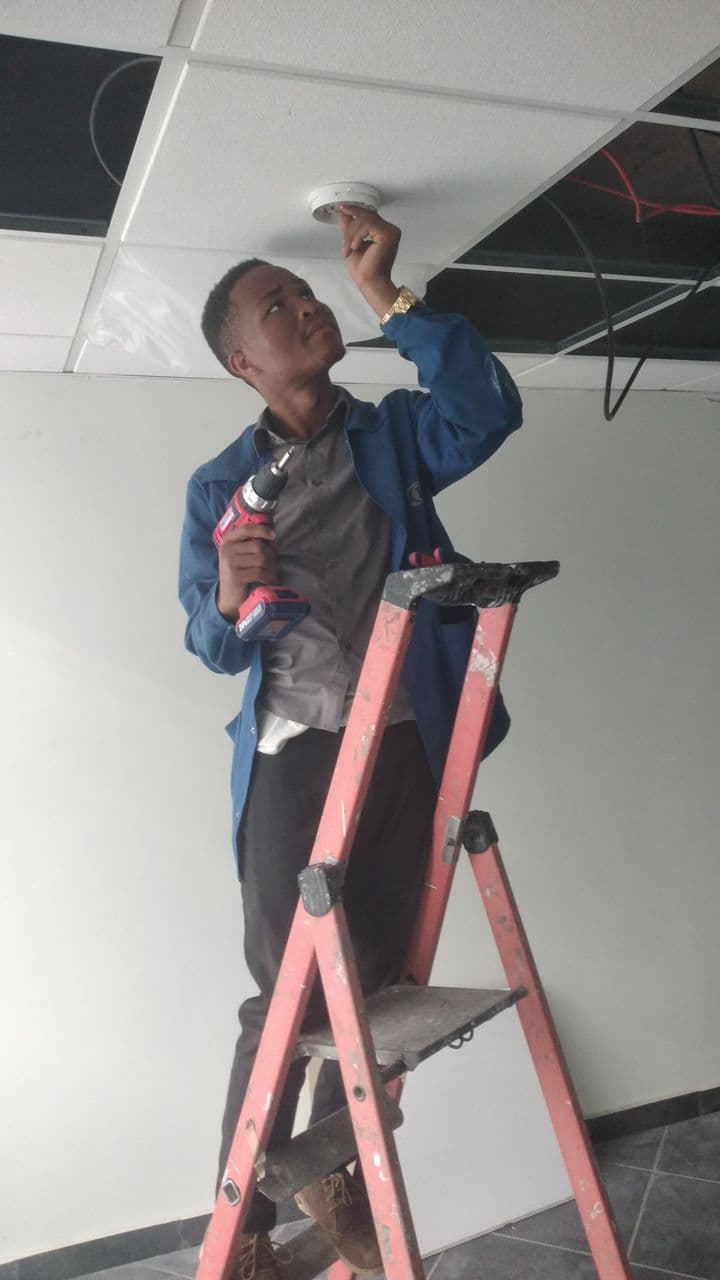 Maintenance equipement sur echelle